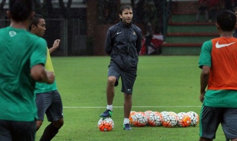 Pelatih timnas U-22, Luis Milla Aspas saat seleksi tim di lapangan Sekolah Pelita Harapan, Karawaci, Tangerang, Selasa (21/2).