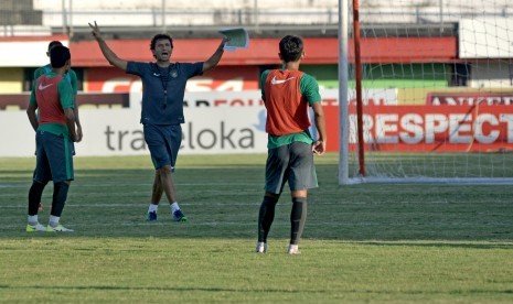 Pelatih Timnas U-22 Luis Milla (tengah) memberi instruksi saat memimpin latihan di Stadion Kapten Wayan Dipta, Gianyar, Bali, Selasa (23/5).