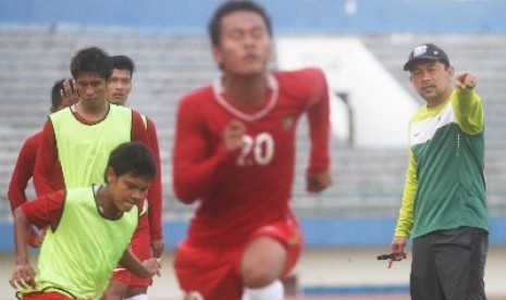 Pelatih timnas U-23, Aji Santoso (kanan).