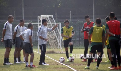 Pelatih timnas U-23 Indonesia, Indra Sjafri (keempat kiri)