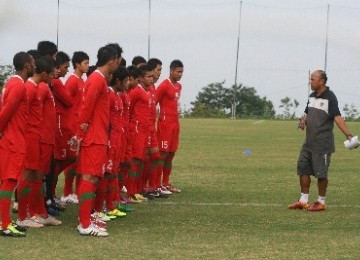 Pelatih Timnas U-23 Indonesia, Rahmad Darmawan (kanan), memberi instruksi pada sejumlah pemain timnas U23 Indonesia.