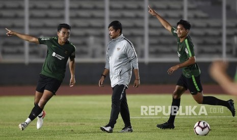 Pelatih Timnas U-23 Indra Sjafri (tengah) memimpin pemusatan latihan (TC) di Stadion Madya, Gelora Bung Karno (GBK), Senayan, Jakarta, Ahad (21/7/2019). 