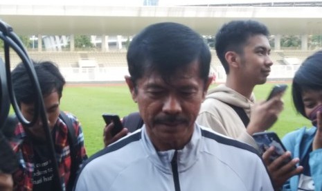 Pelatih Timnas U-23, Indra Sjafri saat memimpin latihan di Stadion Madya, Senayan, Selasa (12/3). 