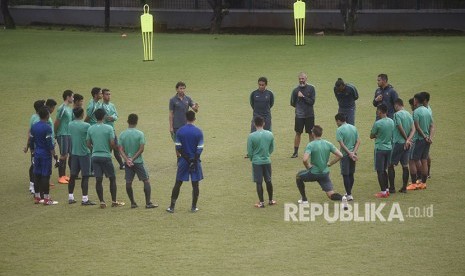 Pelatih Timnas U-23 Luis Milla (kiri) memberikan arahan dalam sesi latihan di Lapangan ABC, Kompleks Gelora Bung Karno, Senayan, Jakarta, Selasa (24/4).