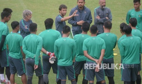 Pelatih Timnas U-23 Luis Milla (tengah) memberikan instruksi saat latihan di Lapangan ABC, Kompleks Gelora Bung Karno, Senayan, Jakarta, Kamis (22/2).