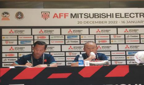 Pelatih Timnas Vietnam, Park Hang-seo (kanan) saat konferensi pers usai pertandingan melawan Indonesia di semifinal Piala AFF 2022, Jumat (6/1/2023). 