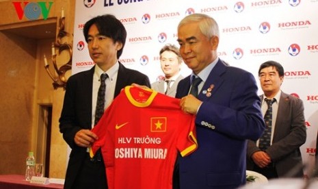 Pelatih timnas Vietnam Toshiya Miura (kanan) memeprkenalkan jersey timnas Vietnam.