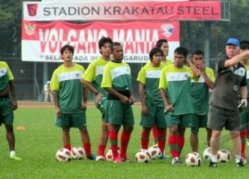 Pelatih Timnas Wim Rijsbergen memberi arahan kepada para pemain Tim Nasional Sepak Bola Senior untuk mempertajam kepekaan membaca gerak tubuh saat latihan di Stadion Krakatau, Cilegon, Banten, Rabu (10/8). 