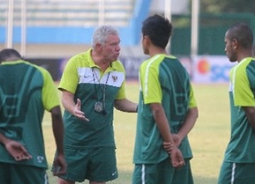 Pelatih timnas, Wim Rijsbergen, memberikan evaluasi kepada pemain timnas senior.