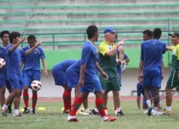 Pelatih timnas, Wim Rijsbergen memberikan intruksi dalam latihan di Stadion Manahan, Solo, Kamis (3/11).