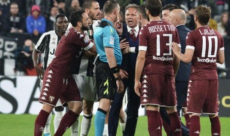 Pelatih Torino Sinisia Mihajlovic memprotes wasit dalam laga timnya melawan Juventus, Ahad (7/5).