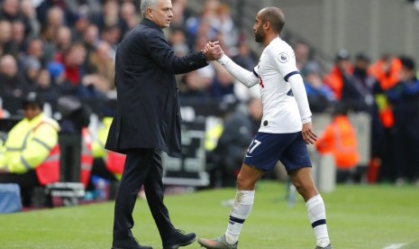 Pelatih Tottenham Hotspur Jose Mourinho bersalaman dengan Lucas Moura.