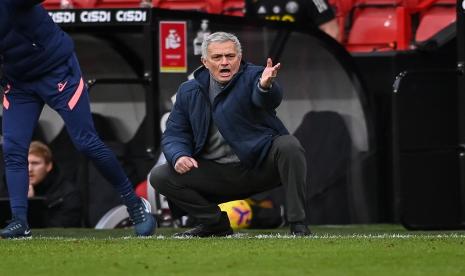 Pelatih Tottenham Hotspur Jose Mourinho memberi arahan selama pertandingan Liga Primer Inggris melawan Sheffield United, Ahad (17/1)