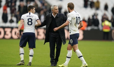 Pelatih Tottenham Hotspur Jose Mourinho (tengah).