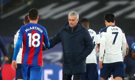 Pelatih Tottenham Hotspur, Jose Mourinho (tengah) seusai laga Liga Inggris melawan Crystal Palace, Ahad (13/12).