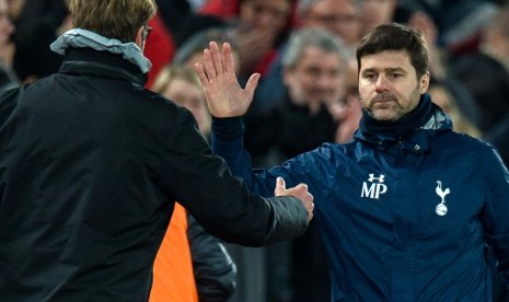 Pelatih Tottenham Hotspur, Mauricio Pochettino (kanan) bersalaman dengan pelatih Liverpool, Juergen Klopp seusai laga Liga Primer di Anfield, Ahad (12/2) dini hari WIB. Spurs kalah 0-2 pada laga ini.