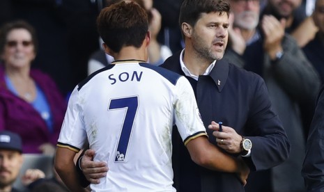 Pelatih Tottenham Hotspur, Mauricio Pochettino (kanan) bersama gelandang, Son Heung-min pada laga Liga Primer lawan Manchester City, di White Hart Lane, Ahad (2/10). Son mencetak satu assist pada laga itu.