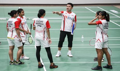 Pelatih tunggal putri Indonesia Morico Harda (keempat kiri) memberi arahan kepada pemainnya saat berlatih di Gedung Kementerian Pertahanan Thailand di Bangkok, Thailand. Tim Uber Indonesia akan menghadapi Jerman pada penyisihan Grup A Piala Uber 2022 yang akan berlangsung pada Selasa (10/5/2022).