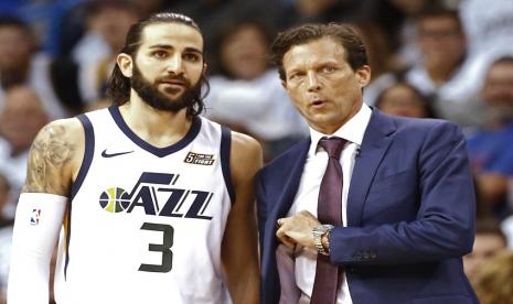 Pelatih Utah Jazz Quin Snyder (kanan).