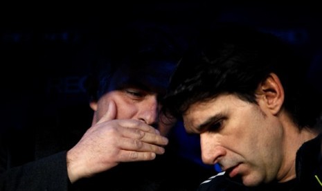 Jose Mourinho (kiri) berbincang dengan asisten pelatih Aitor Karanka (kanan) sebelum pertandingan Liga Spanyol antara Real Madrid melawan Hercules di Santiago Bernabeu.