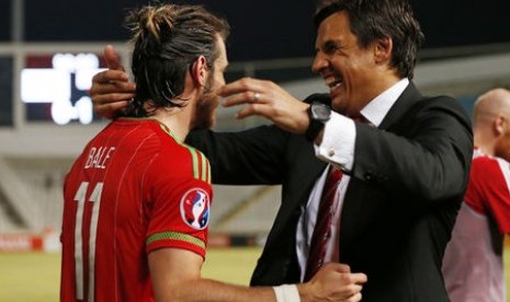 Pelatih Wales Chris Coleman (kanan) berpelukan dengan Gareth Bale yang menjadi penentu kemenangan 1-0 atas Siprus.