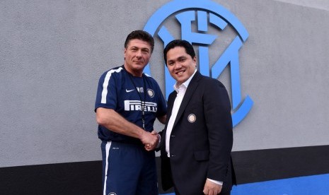 Pelatih Walter Mazzarri bersama Presiden Erick Thohir.