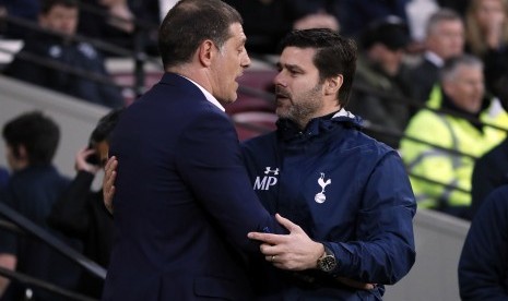 Pelatih West Ham United, Slaven Bilic (kiri) bersalaman dengan pelatih Tottenham Hotspur, Mauricio Pochettino sebelum laga Liga Primer Inggris di Stadion London, Sabtu (6/5) dini hari WIB. West Ham menang 1-0.