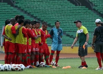 Pelatih Wim Rijsbergen (kanan) memberikan instruksinya kepada para pemain saat latihan terakhir timnas Jakarta di Lapangan PSSI, Senayan, Selasa (19/7).