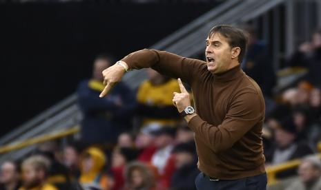 Pelatih Wolverhampton Wanderers (Wolves) Julen Lopetegui memberikan arahan kepada para pemainnya saat pertandingan sepak bola Liga Inggris antara Wolverhampton Wanderers dan Manchester United di Stadion Molineux di Wolverhampton, Inggris, Sabtu, 31 Desember 2022.