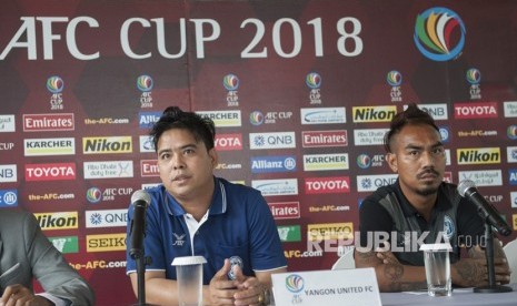 Pelatih Yangon United Myanmar Myo Min Tun (kiri) bersama pesepak bola Yangon United Yan Aung Kyaw (kanan) menyampaikan pernyataan dalam konferensi pers menjelang laga Piala AFC 2018 di Sanur, Bali, Senin (12/2)