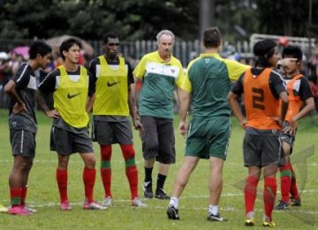 Pelatih Alfred Riedl (tengah) saat memimpin sesi latihan timnas Indonesia