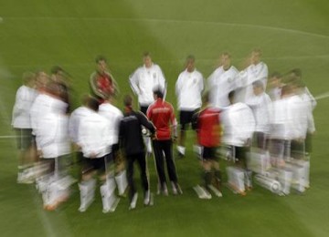 Pelatih Joachim Loew  memberi briefing kepada para pemainnya dalam sesi latihan di Stadion Super dekat Pretoria