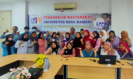 Pelatihan arsip digital dengan memanfaatkan teknologi cloud google drive diberikan untuk kader PKK (Pembinaan Kesejahteraan Keluarga) kelurahan Ragunan, Jakarta. 