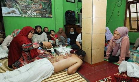 Pelatihan bekam di Jalan Tubagus Ismail Bawah, Kelurahan Lebak Gede, Kecamatan Coblong, Kota Bandung, Jawa Barat pada Sabtu (11/11/2023).