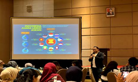 Pelatihan berjudul Penerapan ESG untuk UMKM: Strategi dan Dampak Terhadap Pengembangan Usaha dalam upaya mengedukasi UMKM (Usaha Mikro, Kecil, dan Menengah) tentang pentingnya penerapan prinsip-prinsip Environmental, Social, and Governance (ESG).