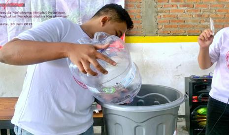 Pelatihan budi daya ikan lele dan sosialisasi kepada puluhan pemuda dan mahasiswa di Panggong Kumpul Kopi, Meri, Kranggan, Kota Mojokerto. 