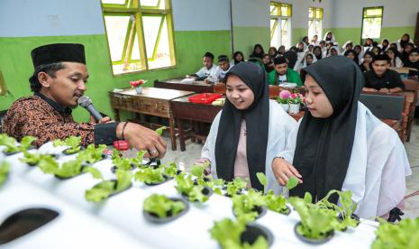 Pelatihan budi daya sayur lewat media tanam hidroponik bagi para santri di Pondok Pesantren As-Salam, Desa Tugusari, Kecamatan Bangalsari, Kabupaten Jember, Jawa Timur.