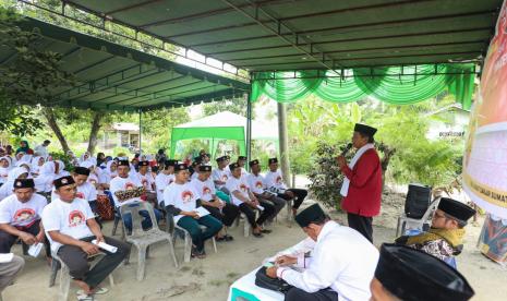 Pelatihan cara menjadi khatib yang baik dan benar bersama jemaah Majelis Taklim Darul Muta