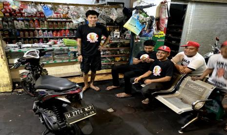 Pelatihan dan edukasi tentang servis sepeda motor kepada para pemuda di Sidoarjo.