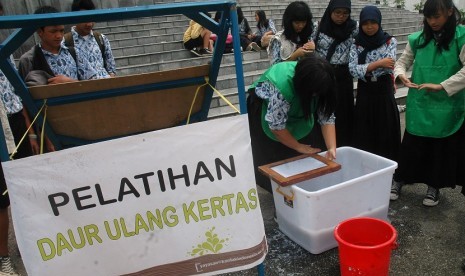 Pelatihan daur ulang kertas