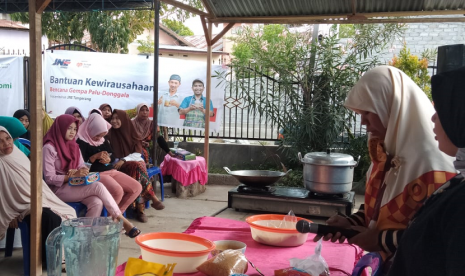 Pelatihan Edukasi Kewirausahaan. OJK dan JNE gandeng Rumah Zakat gelar pelatihan kepada warga terdampak gempa Palu.