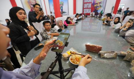 Pelatihan foto produk serta membuat konten produk usaha mikro, kecil, dan menengah (UMKM) di Aula Gedung GBK, Jalan G Obos Induk Nomor 77, Kelurahan Menteng, Kecamatan Jekan Raya, Kalteng. 