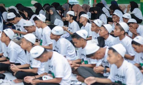 Pelatihan kepadan para santri di Pondok Pesantren Sultan Mahmud Badaruddin Kecamatan Sukarami, Kota Palembang. 