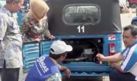 Pelatihan mekanik pengemudi bajaj di acara ulang tahun PGN ke-50