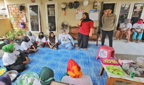 Pelatihan membuat keripik pisang untuk warga di Kota Palembang, Sumatra Selatan. 