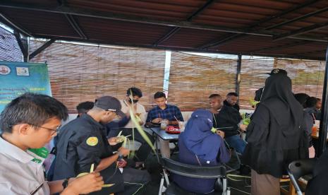 Pelatihan menganyam ketupat kepada milenial di Kedai Kopi om Piece DKI jakarta, Jalan Raya pasar Senen, Jakarta Pusat.