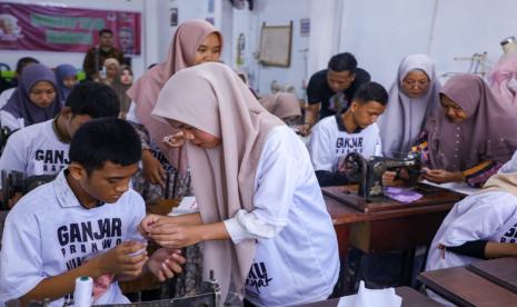 Pelatihan menjahit khusus penyandang disabilitas di Lembaga Kursus dan Pelatihan (LKP) Bina Putri, Kelurahan Kisaran Baru, Kecamatan Kota Kisaran Barat, Kabupaten Asahan. 