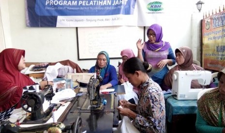 Pelatihan menjahit PKPU dan PT KBN.