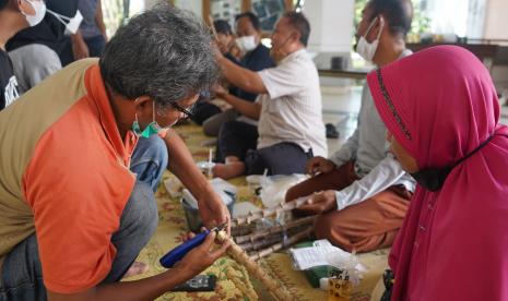 Pelatihan optimalisasi budi daya singkong oleh tim dosen UMY.