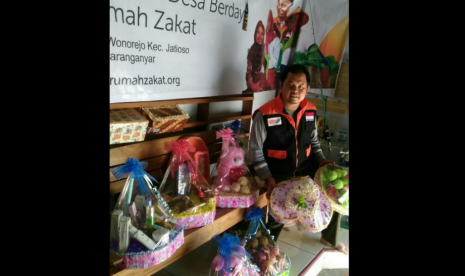 Pelatihan pemanfaatan kardus bekas oleh fasilitator Rumah Zakat.